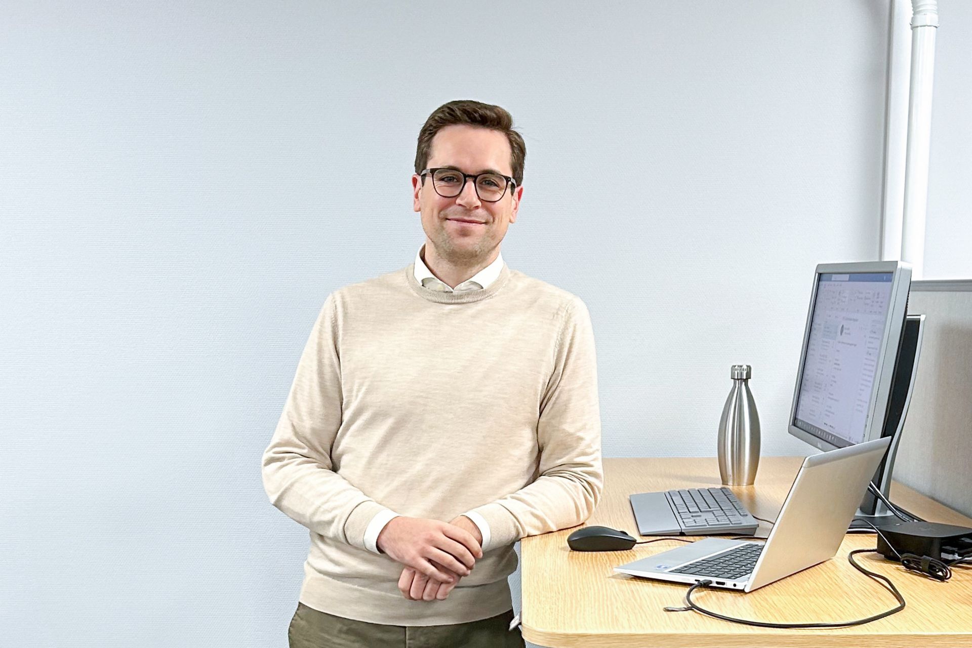 Philipp Lassernig an seinem Schreibtisch Philipp Lassernig steht an seinem Schreibtisch bei Scania in Södertälje.
