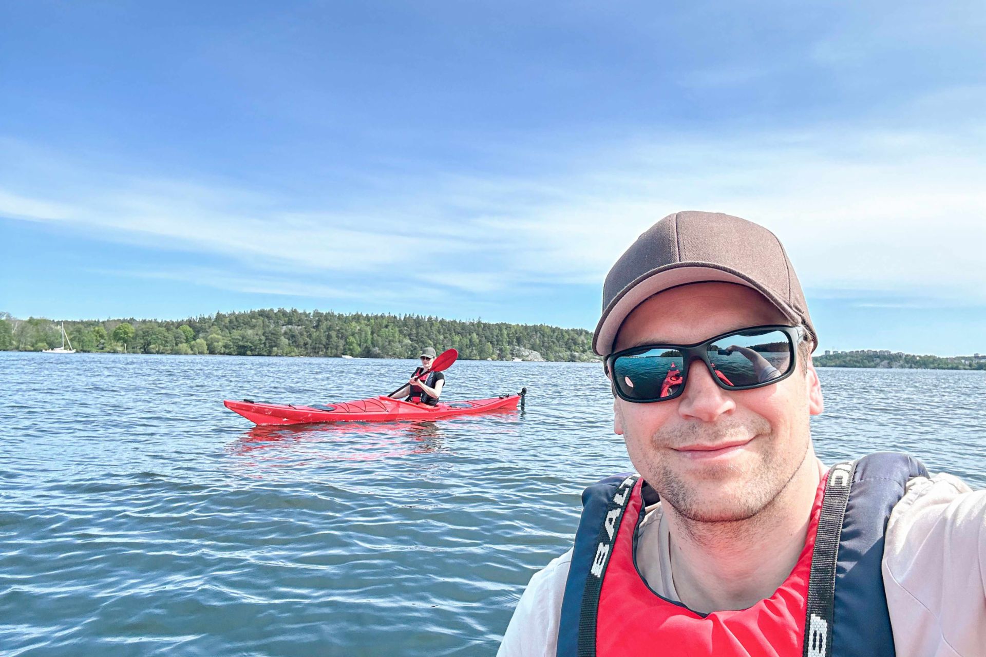 Selfie von Philipp Lassernig auf dem Mälarensee Selfie von Philipp Lassernig auf dem Mälarensee. Im Hintergrund eine Person im Kajak.