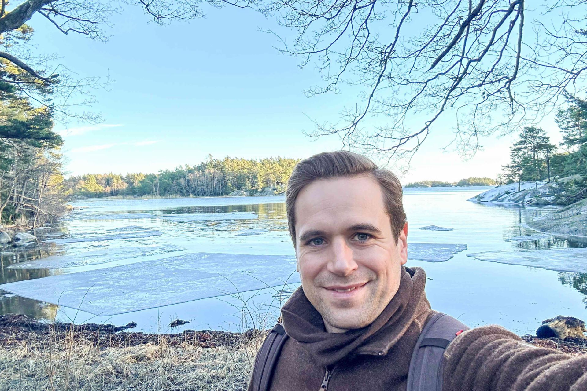 Philipp Lassernig im Björnö Naturreservat Selfi von Philipp Lassernig im Björnö Naturreservat. Im Hintergrund ein See umgeben von Wald.